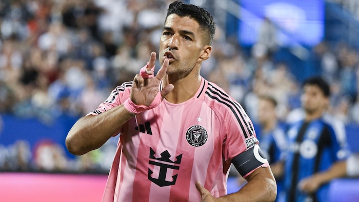 Un joueur de soccer célèbre un but.