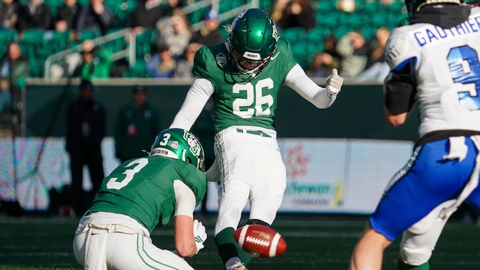 Un joueur de football botte le ballon.