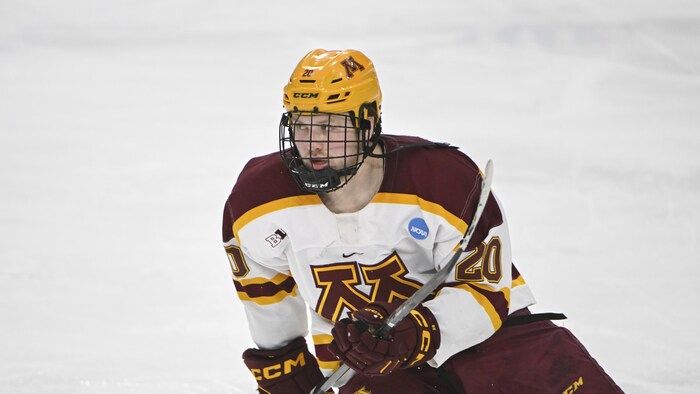 Luke Mittelstadt en action pendant un match de l'Université du Minnesota. 