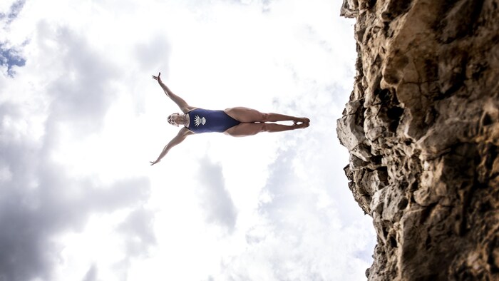 Elle plonge d'une falaise.