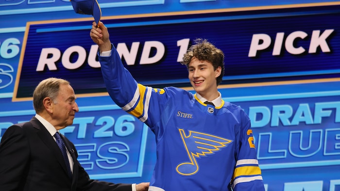 Il salue la foule avec sa casquette des Blues.