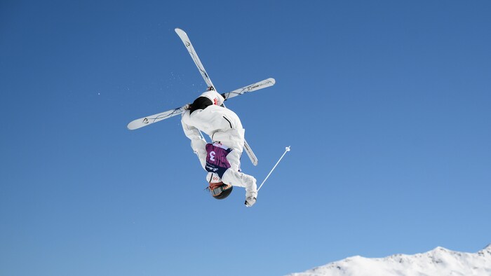 Maïa Schwinghammer exécute un saut lors des Championnats du monde de bosses à Engadine.