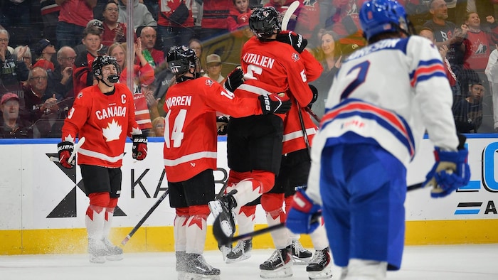 Des joueurs du Canada se regroupent pour festoyer.