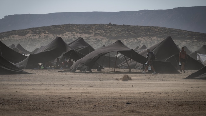 Des tentes dans le désert.