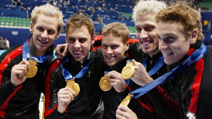Les cinq patineurs canadiens prennent la pose pour la postérité avec leurs médailles d'or.