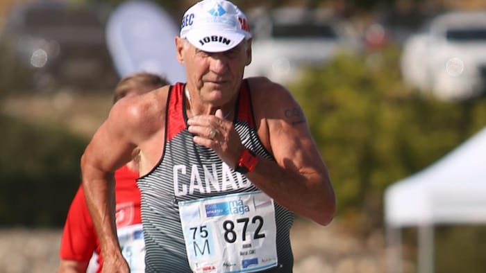 Jobin marche à l'extérieur lors d'une course.