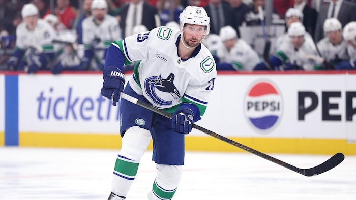 Il patine sur la glace en plein match.