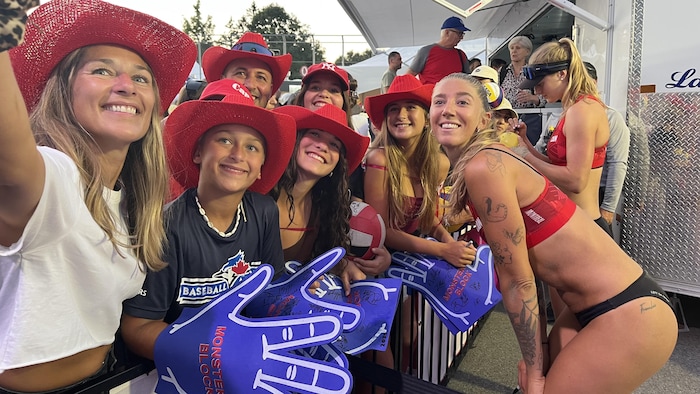 Elles se font prendre en photo avec des jeunes partisans.