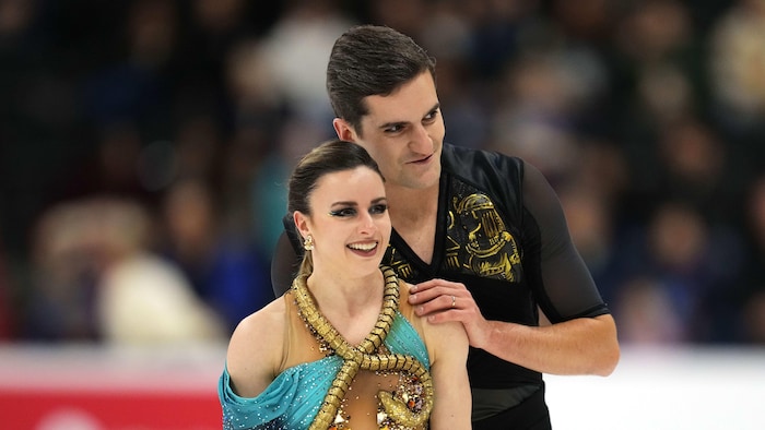 Deux patineurs sourient après leur performance.