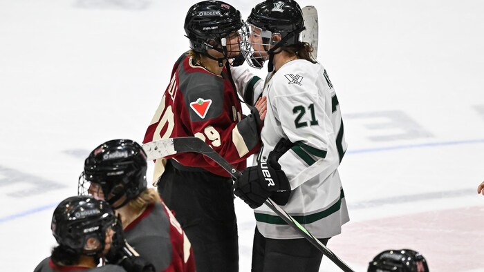 Deux joueuses de hockey discutent.