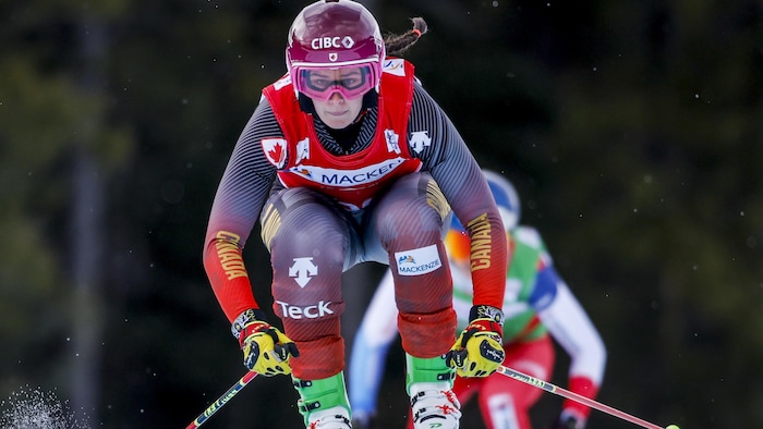 Elle effectue un saut lors d'une course.