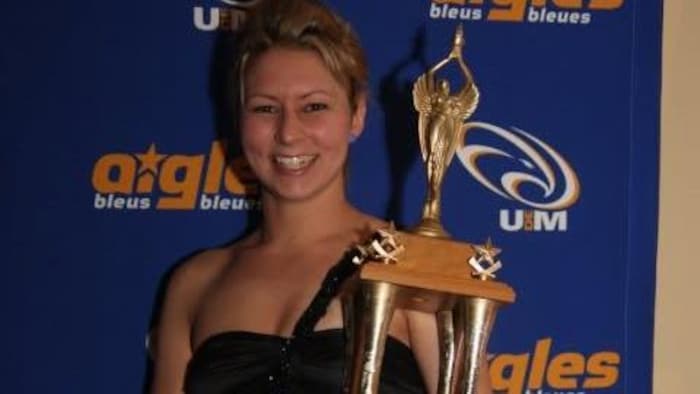 Mariève Provost sourit avec un trophée dans les mains.