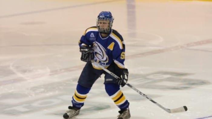En uniforme, Mariève Provost est debout sur la glace, en position pour recevoir une passe.