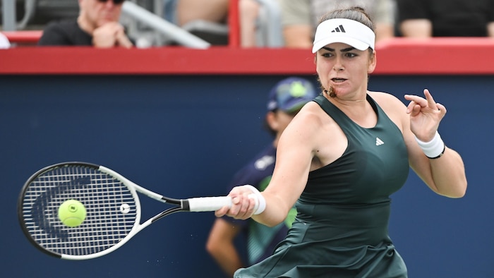 Marina Stakusic frappe la balle d'un coup droit pendant son match contre Jacquelin Christian. 