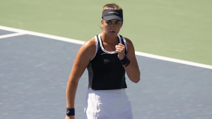 Une joueuse de tennis serre le poing.