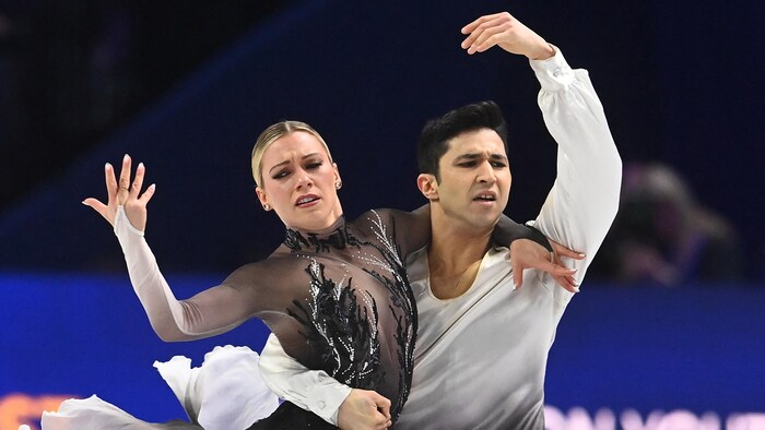 Un couple de patineurs artistiques en pleine action.