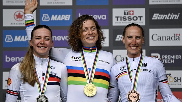 Les trois femmes avec leurs médailles, sur le podium.