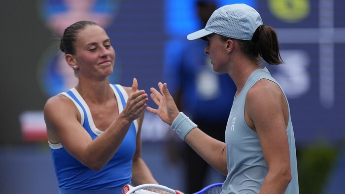 Les deux joueuses de tennis se saluent au filet.