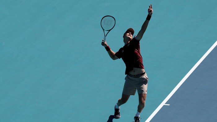 Un joueur de tennis au service.