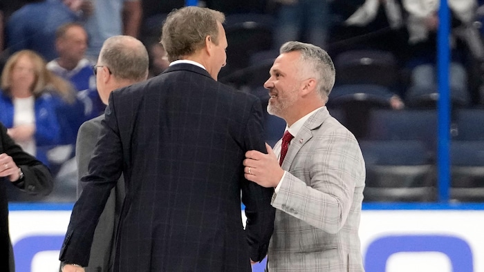 Les deux entraîneurs, Martin St-Louis et Jon Cooper, se serrent la main après la rencontre.