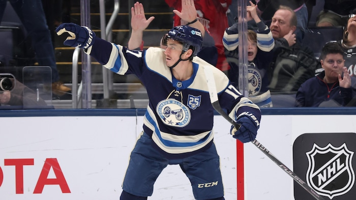 Le hockeyeur célèbre un but.