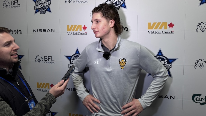Un joueur de hockey répond aux questions des journalistes. 