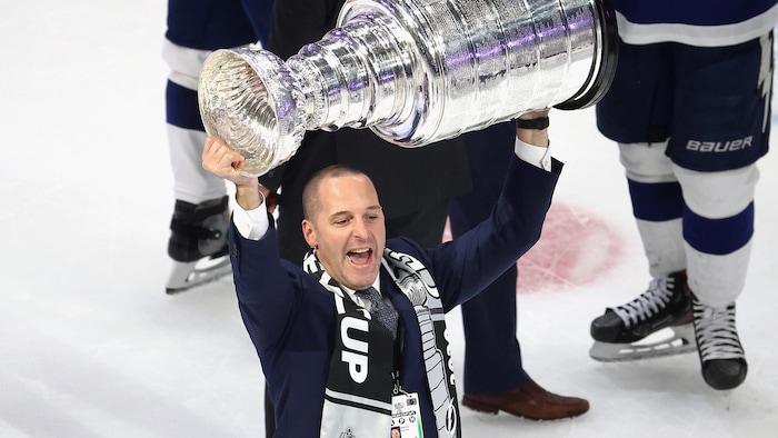 Il soulève la coupe Stanley.