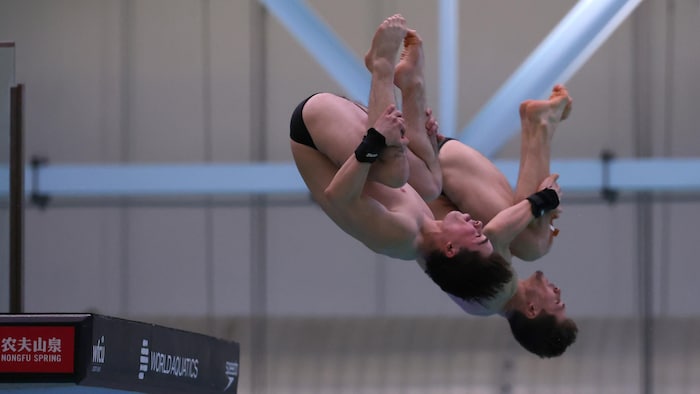 Deux plongeurs dans les airs.