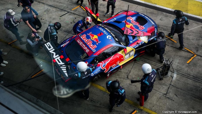 La Mercedes-AMG GT de Max Verstappen dans les puits. 