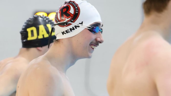 Maxime Kenny torse nu, avec son casque de bain et ses lunettes, qui sourit.