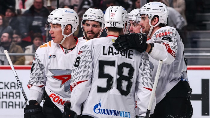Les joueurs se félicitent après un but.