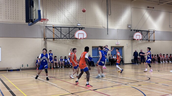 Ball in the air, players watch where it will go.