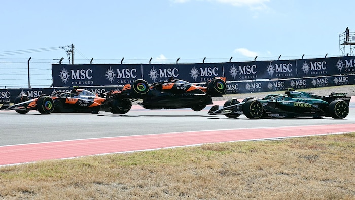 Une voiture fait un vol plané après un interaction avec une autre monoplace.