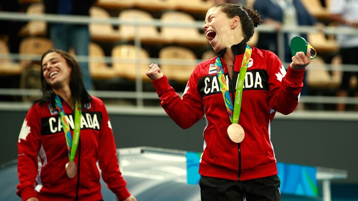 Meaghan Benfeito (gauche) et Roseline Filion lors de la cérémonie des médailles des Jeux olympiques de Rio