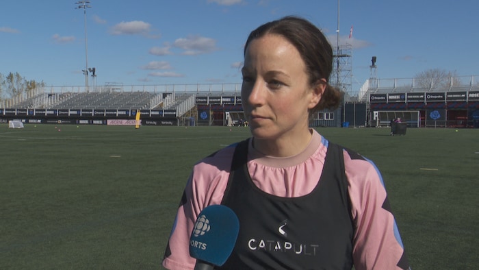 Une joueuse de soccer parle dans un micro.
