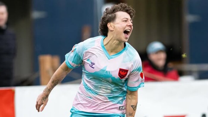 Une joueuse de soccer exulte après avoir inscrit un but.