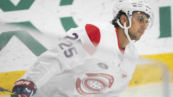 Un joueur de hockey en blanc à l'entraînement.