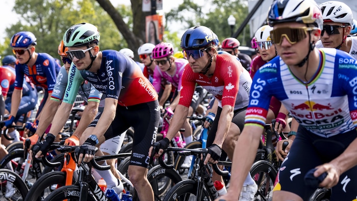 Il pédale au sein d'un peloton.