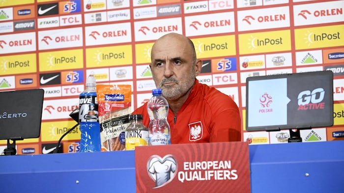 Un homme lors d'une conférence de presse. 
