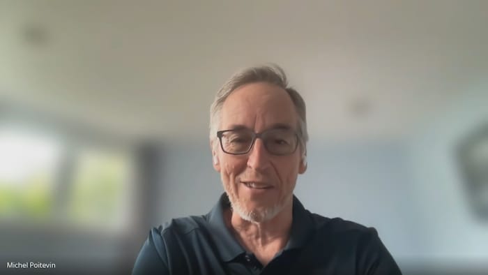 Un homme en vidéo-conférence.