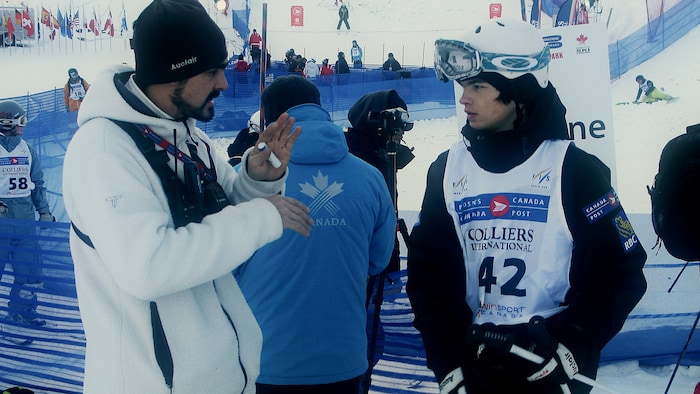 Michel Hamelin donne des directives à Mikaël Kingsbury.
