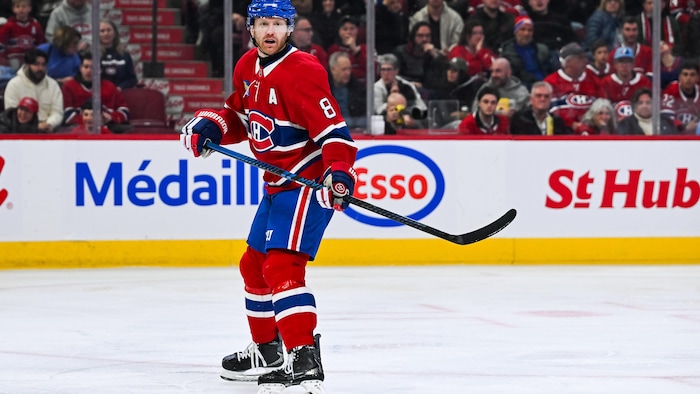 Le hockeyeur attend une passe lors d'un match.