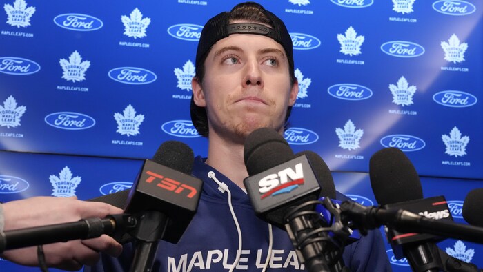 Le joueur des Maple Leafs de Toronto répond aux questions des journalistes.