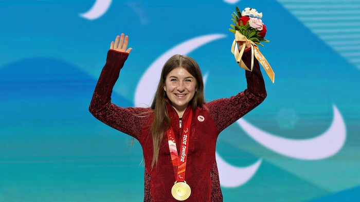 Mollie Jepsen célèbre sa victoire la médaille au cou.