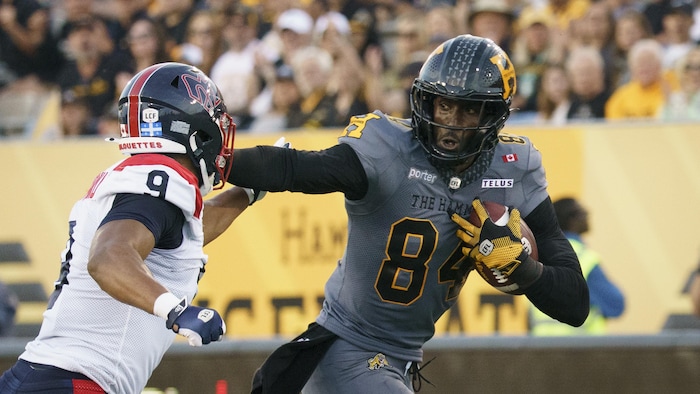 Un joueur de Hamilton repousse un défenseur de Montréal.