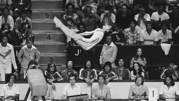 Elle saute dans les airs.