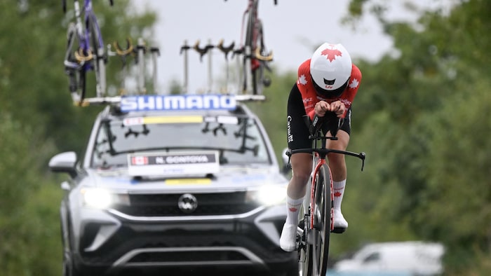 Elle pédale à pleine vitesse lors de la course contre-la-montre.