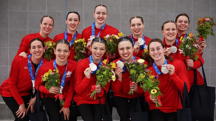 Les nageuses de l'équipe canadienne de natation artistique posent pour la photo avec leur médaille d'argent. 