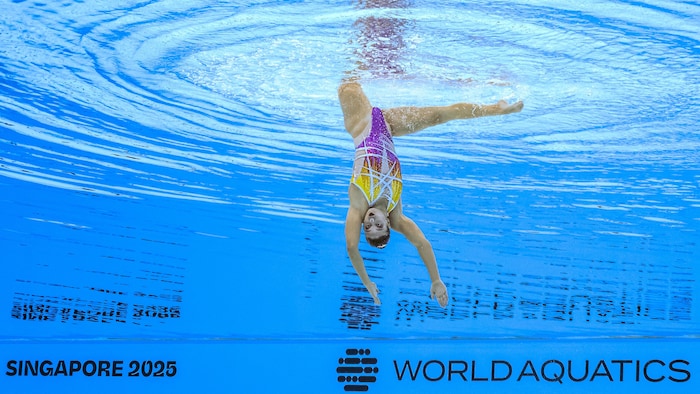 Elle nage sous l'eau pendant sa performance.