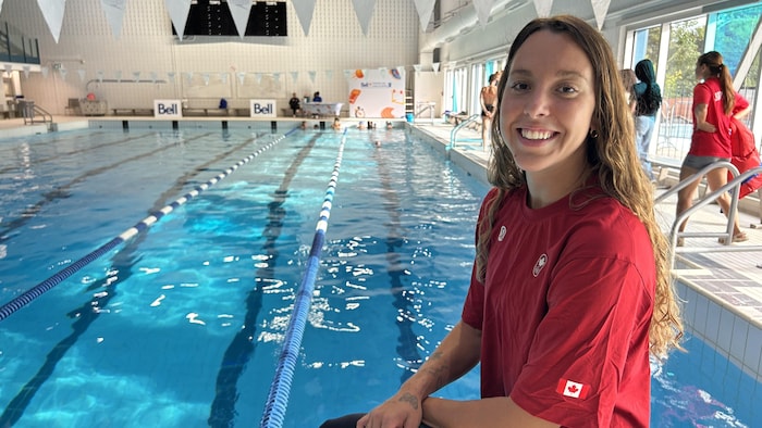 Mary-Sophie Harvey aux abords de la piscine